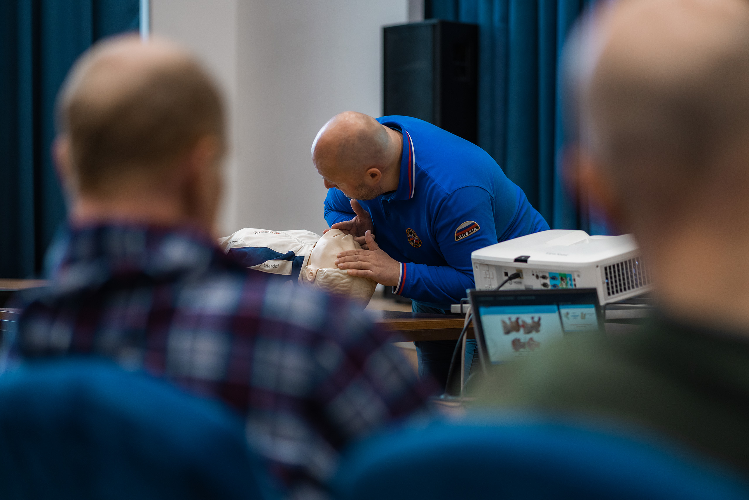 Преподаватель на очном занятии по оказанию первой помощи пострадавшим