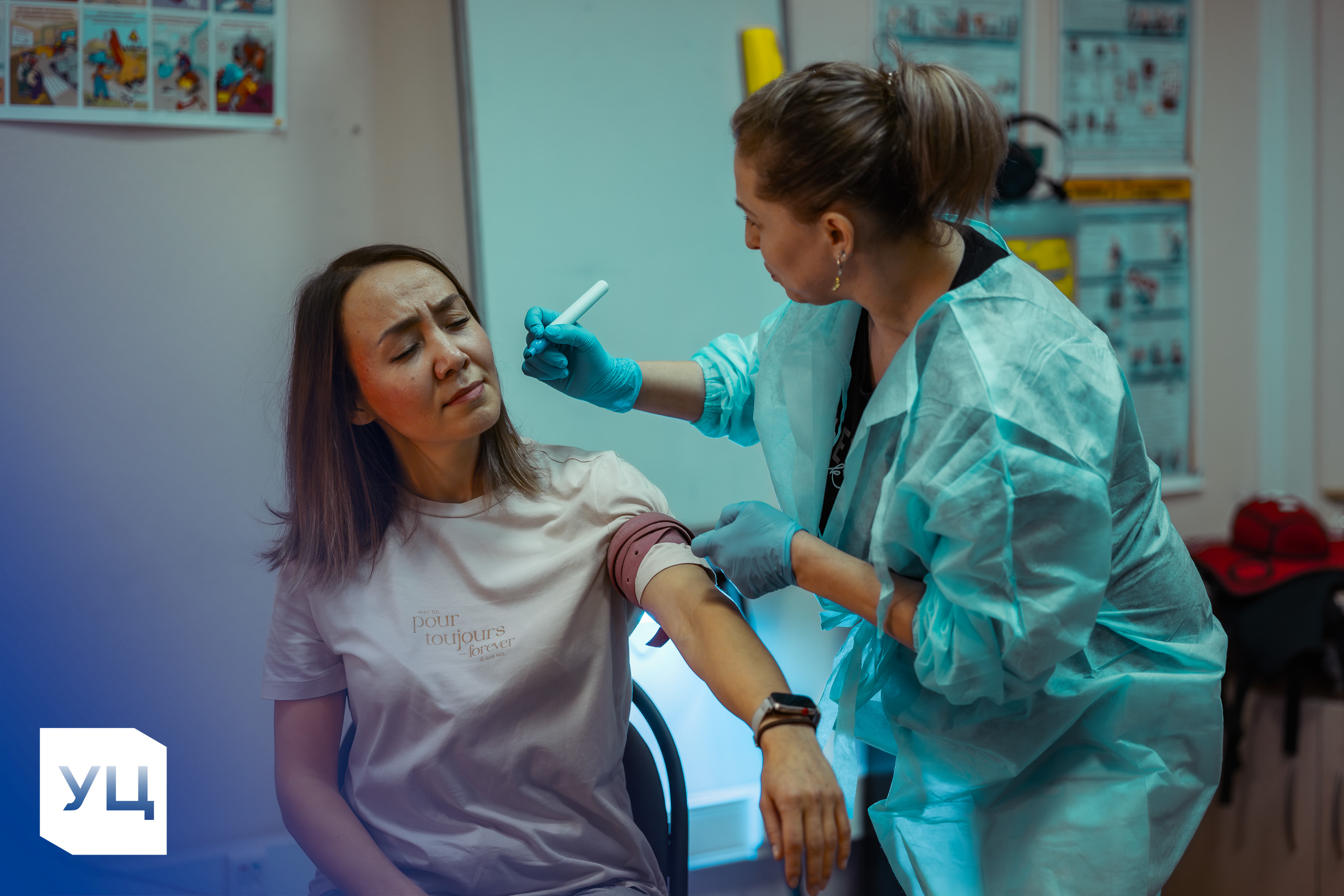 Преподаватель УЦ-ПРО Галина Эвелина Сергеевна обучает наложению жгута