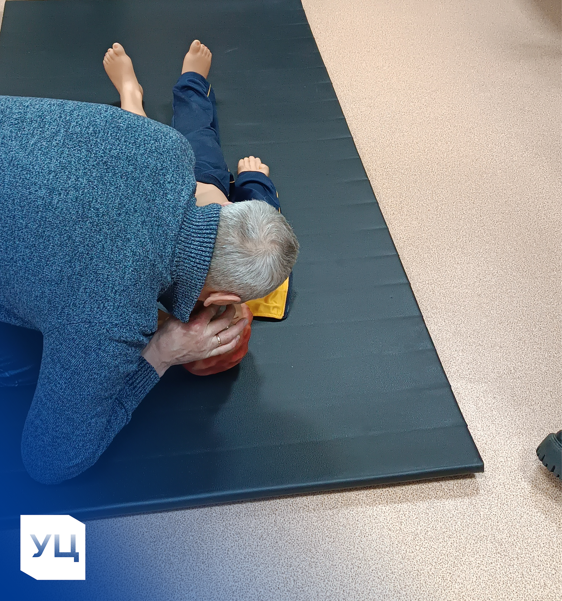 Преподаватель показывает приемы оказания первой помощи